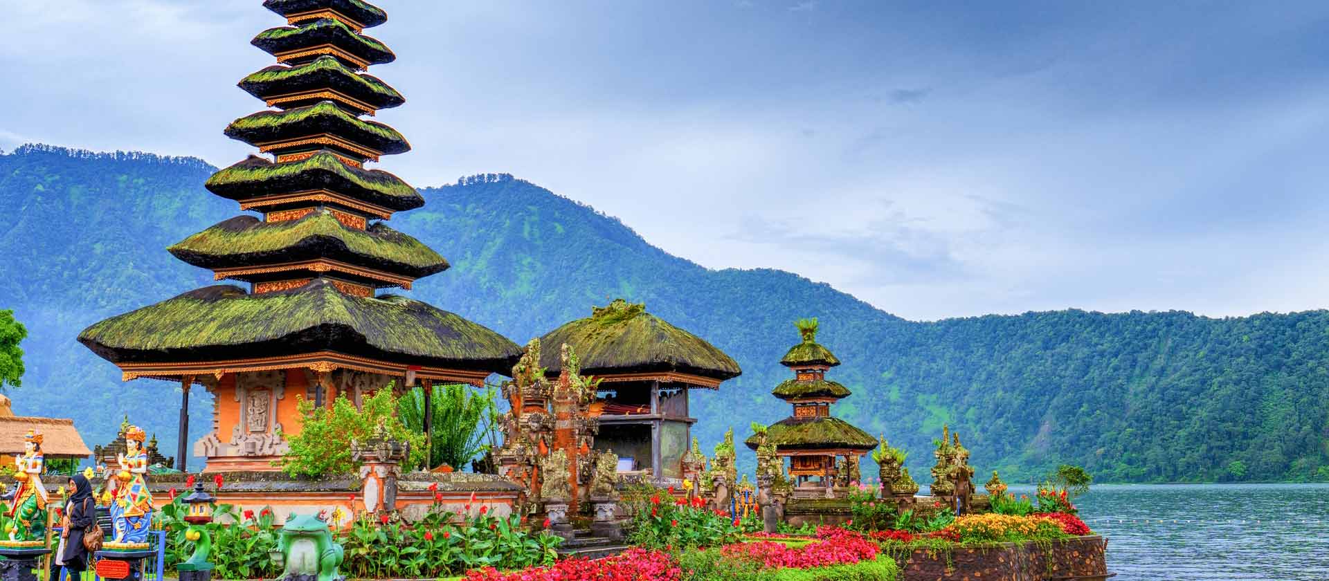 des bâtiments traditionnelle de Bali sur un lac