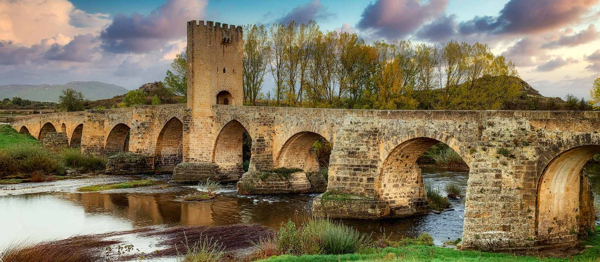un pont de vieilles brique en Espagne sous un beau ciel de soir