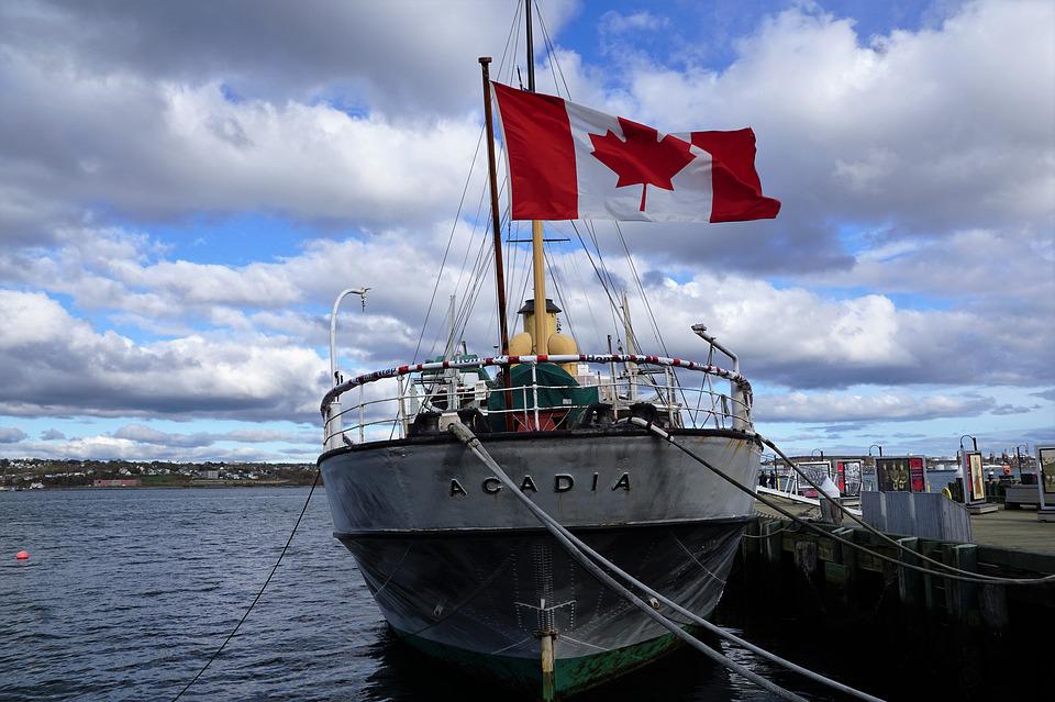 un bateau acadien avec un drapeau canadien attaché au proue
