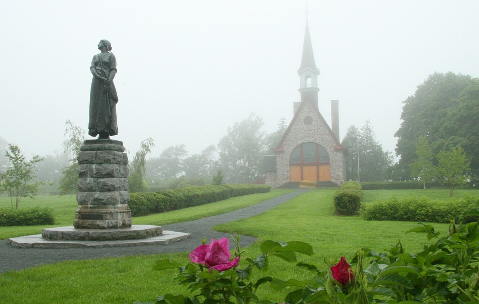 une statue d'une femme autochthone devant une église