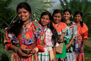 des natifs souriants du Costa-Rica portant des vêtements colorés