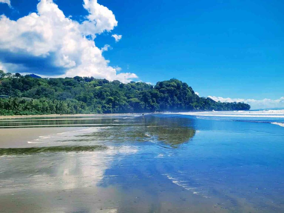 plage magnifique du costa-rica, le ciel et la nature est reflété sur l'eau magnifiquement