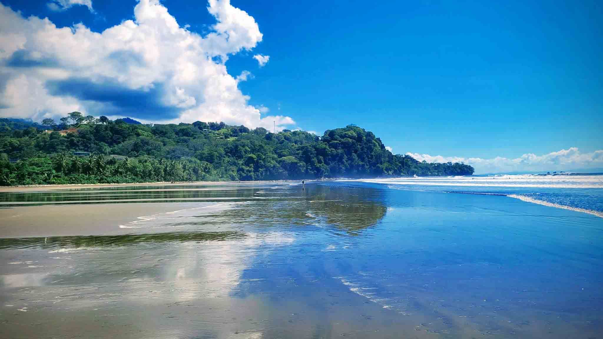 plage magnifique du costa-rica, le ciel et la nature est reflété sur l'eau magnifiquement