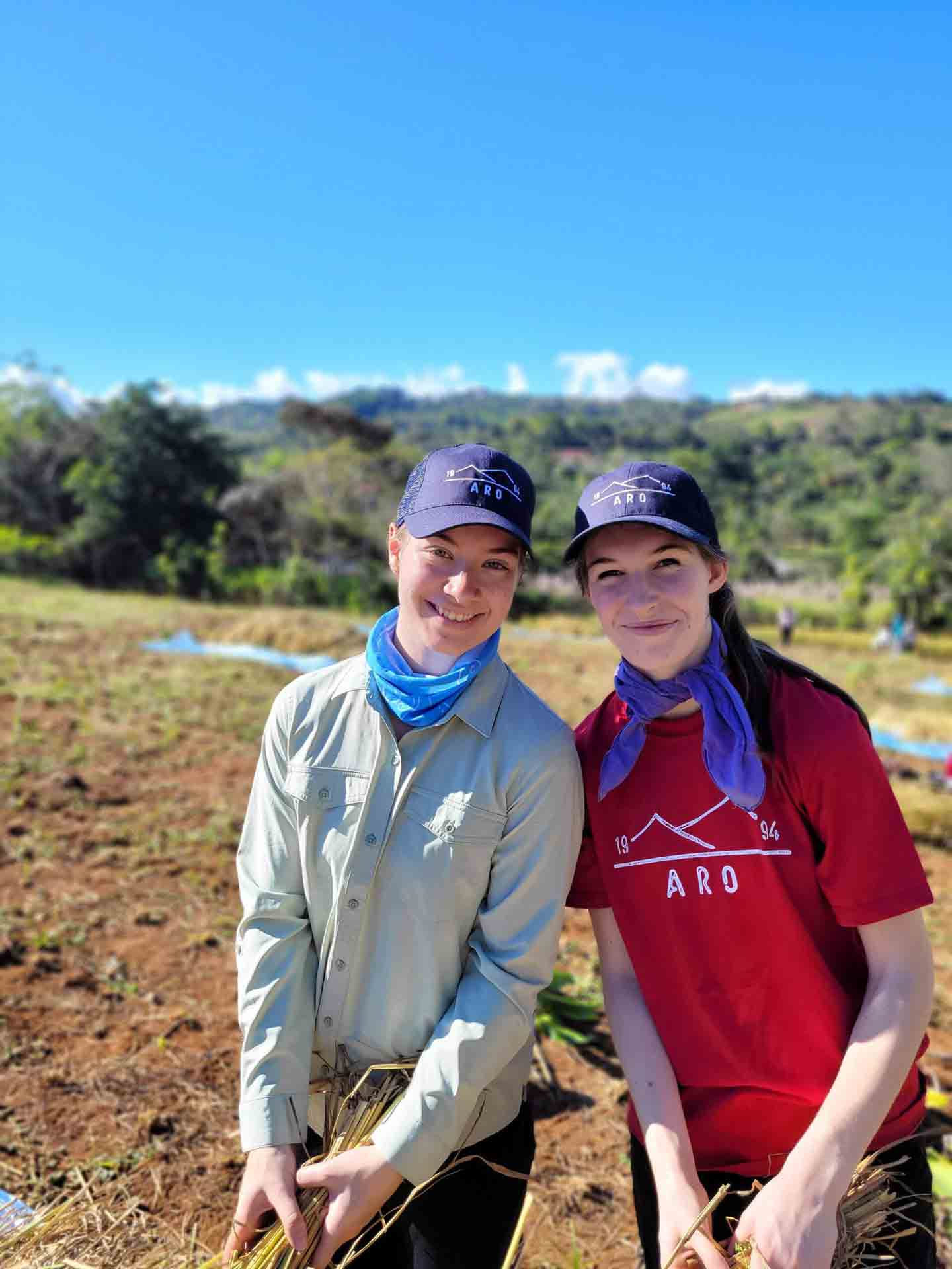 deux jeunes étudiantes faisant des travaux humanitaires avec le sourire