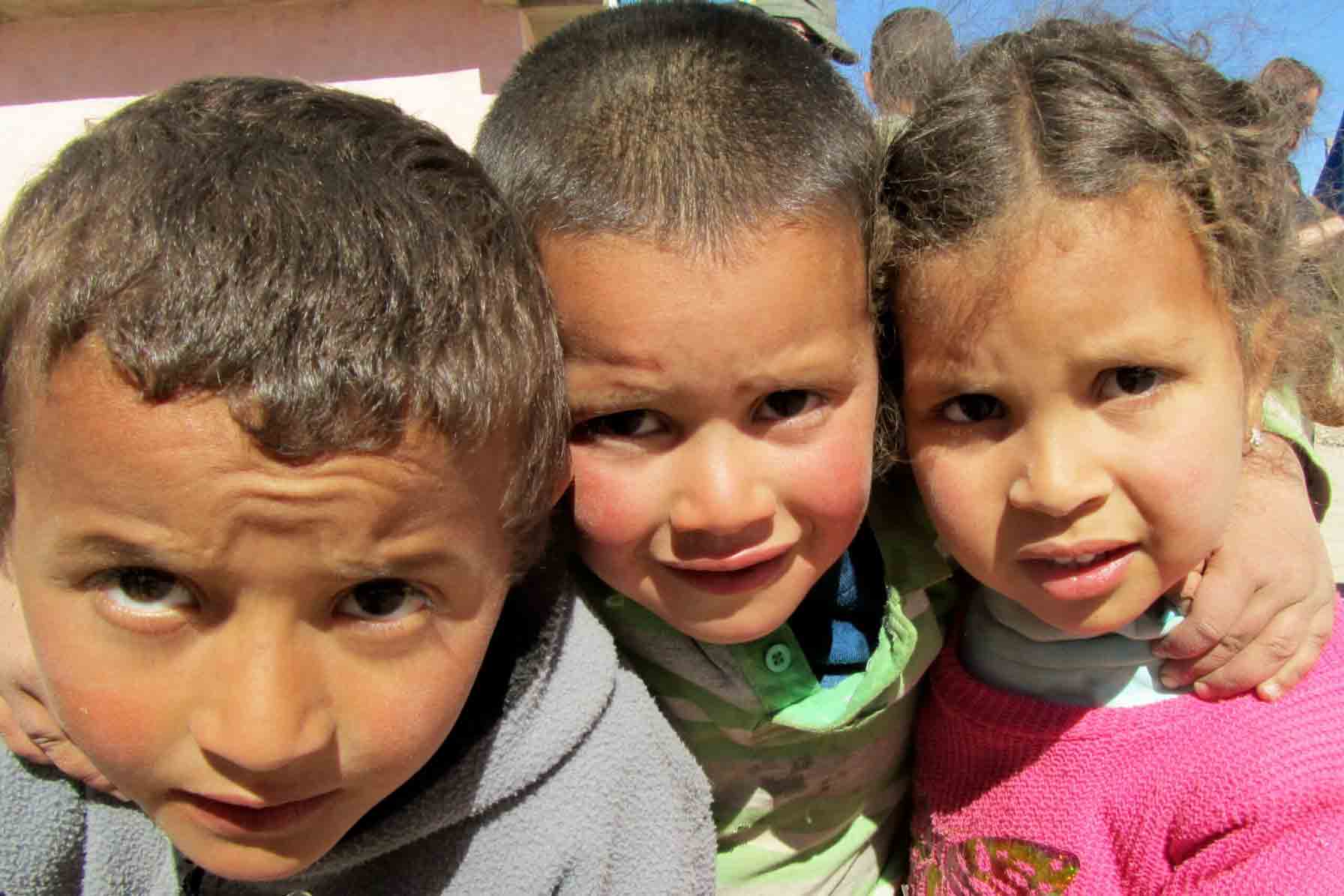 trois enfants marocains se font prendre en photo