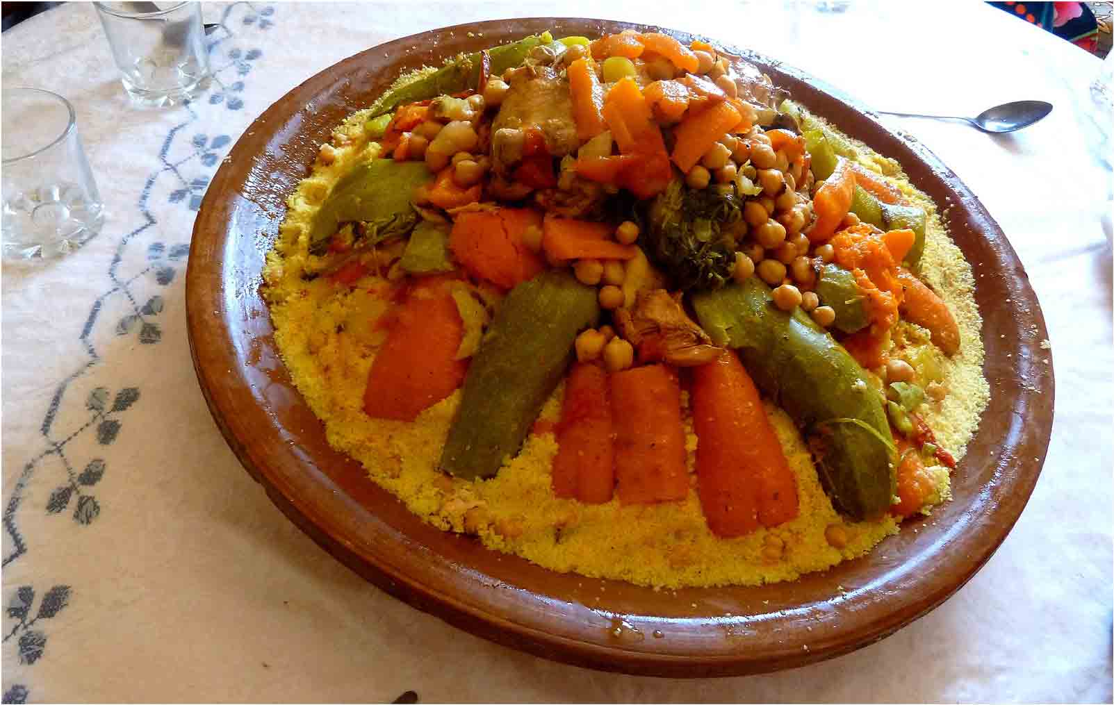 un repas traditionnel marocain, du couscous avec beaucoup de légume