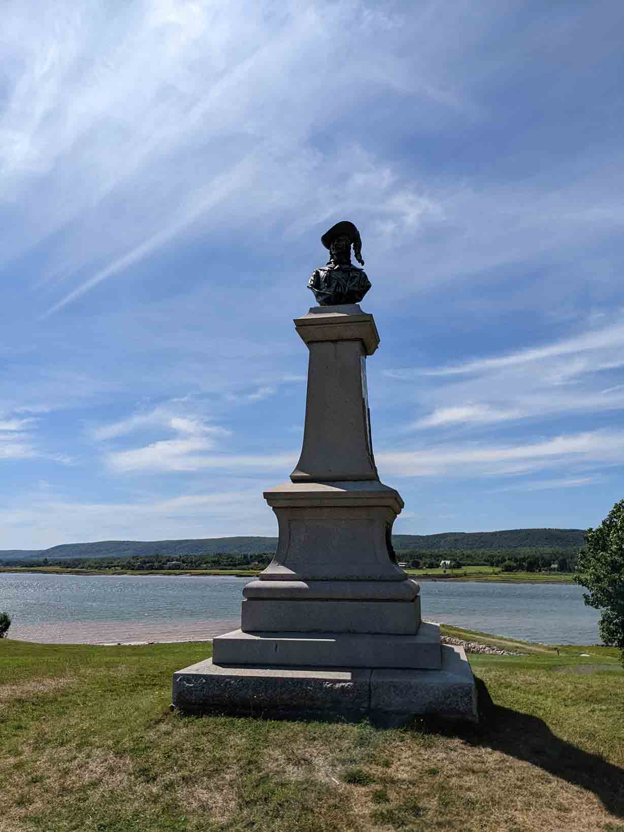 Statue sur un pilier devant un lac
