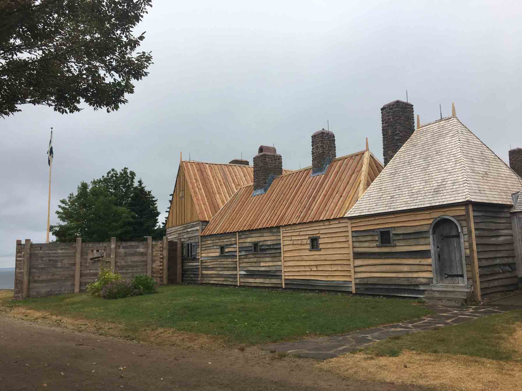 de vieilles maisons de bois en Acadie